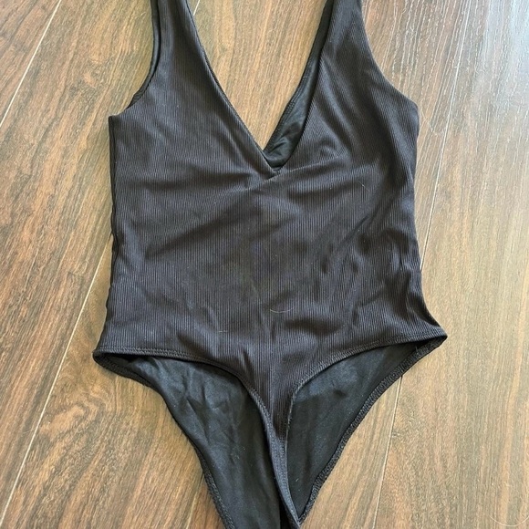 House of Harlow 1960 Black V-Neck Bodysuit - Picture 4 of 5